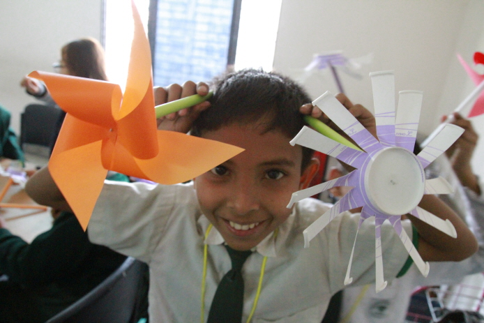 미술 시간에 신난 아이